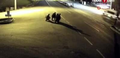 Uşak'ta feci kaza: Otomobilin çarptığı 3 kişi hayatını kaybetti