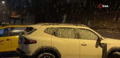 Yüksekova’da lapa lapa kar yağışı