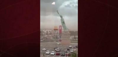 Brezilya'da şiddetli r&uuml;zgarın ardından replika &Ouml;zg&uuml;rl&uuml;k Heykeli devrildi.