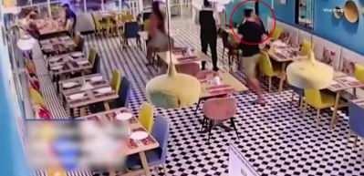 Avustralyalı turist cam kapıya &ccedil;arparak can verdi