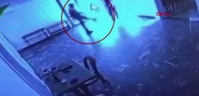 G&uuml;venlik g&ouml;revlisinin kediye tekme attığı anlar tepki &ccedil;ekti