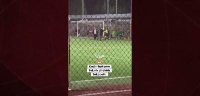 18 yaşındaki kadın hakeme &ccedil;ocukların g&ouml;z&uuml; &ouml;n&uuml;nde saldırdı
