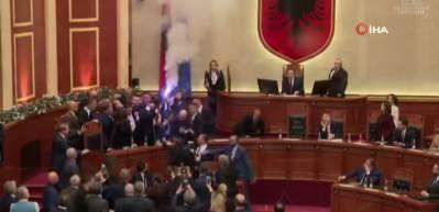 Avrupa &uuml;lkesinde 'evlere şenlik' oturum: K&uuml;rs&uuml;de meşale, başkana pet şişe...