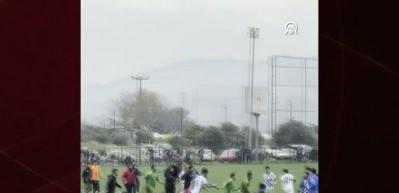 Aydın'da futbolcular ma&ccedil;ı bırakıp tekme tokat kavga etti