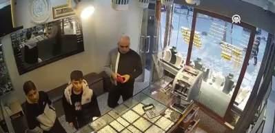 Bağcılar'da &ccedil;ocukların bulduğu altın dolu &ccedil;anta sahibine teslim edildi