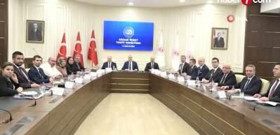 Bakan Vedat Işıkhan asgari &uuml;cret g&ouml;r&uuml;şmeleri i&ccedil;in "T&uuml;m sendikalarla a&ccedil;ık iletişim halindeyiz" dedi