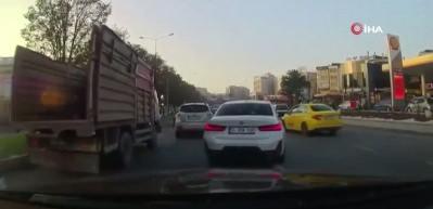 Bakırk&ouml;y'de korna &ccedil;alan s&uuml;r&uuml;c&uuml;yle kavga eden motosikletli kamerada 