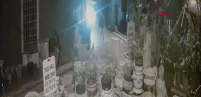 Beyoğlu&rsquo;nda telefon &ccedil;alan kapka&ccedil;ılar kameralara yakalandı