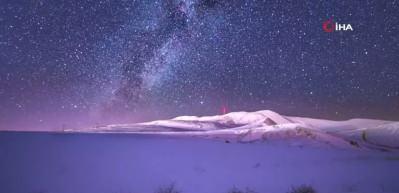 Bitlis'te kutupları aratmayan kartpostallık manzara! Geminid meteorları b&uuml;y&uuml;ledi