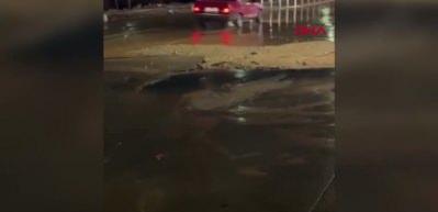 Bodrum'da su hattı patlaması sonucu asfalt &ccedil;&ouml;kt&uuml;