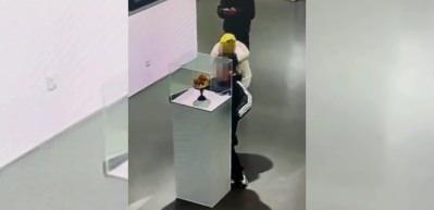 &Ccedil;in'de akıllara durgunluk veren olay: Sergiyi gezen &ccedil;ocuk paha bi&ccedil;ilemez tacı yere d&uuml;ş&uuml;rd&uuml;!