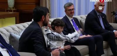 Cumhurbaşkanı Erdoğan, Gazze'deki soykırımı d&uuml;nyaya anlatan Ali Jadallah ile g&ouml;r&uuml;nt&uuml;l&uuml; g&ouml;r&uuml;şt&uuml;