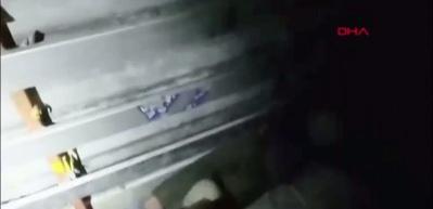 Demir y&uuml;kl&uuml; TIR'ın dorsesinden 37 ka&ccedil;ak g&ouml;&ccedil;men &ccedil;ıktı