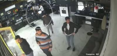 Depreme rağmen m&uuml;şterisinin sa&ccedil;ını yıkayan berber konuştu! Alıştık zaten depreme