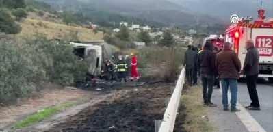 Devrilen tırda &ccedil;ıkan yangında 2 kişi hayatını kaybetti