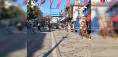 Edirne'de iş&ccedil;ilerin T&uuml;rk bayrağı hassasiyeti: &Ouml;perek kaldırdı