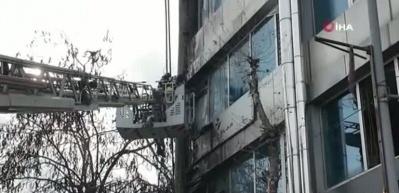 Esenyurt'ta iş hanında korkutan yangın