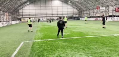 Gen&ccedil; kaleci &uuml;niversite masrafını halı sahada &ccedil;ıkarıyor