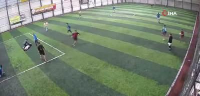 Halı sahada kahreden &ouml;l&uuml;m kameraya yansıdı