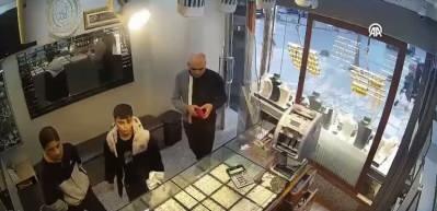 Harama el uzatmadılar! Milyonluk &ccedil;antayı bulan altın nesil kamerada