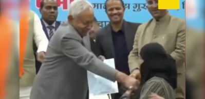 Hindistan&rsquo;da eyalet başbakanının M&uuml;sl&uuml;man kadının &ouml;rt&uuml;s&uuml;ne m&uuml;dahalesi tepki &ccedil;ekti