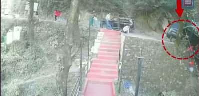 Hindistan'da faciadan d&ouml;n&uuml;ld&uuml;! Turistleri taşıyan ara&ccedil; şarampole s&uuml;r&uuml;klendi