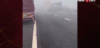 Hindistan&rsquo;da zincirleme kaza! 20 ara&ccedil; birbirine girdi