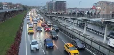 İBB, İstanbul'daki trafiğin y&uuml;k&uuml;n&uuml; iktidara atmaya &ccedil;alışıyor