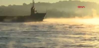 İstanbul Boğazı'ndan y&uuml;kselen dumanlar ilgin&ccedil; anlara sahne oldu