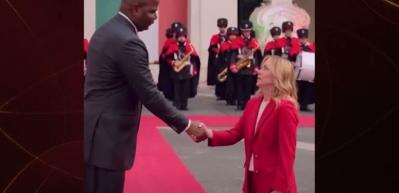 Başbakan Meloni Mozambikli liderle g&ouml;r&uuml;şt&uuml;: Boy farkı dikkat &ccedil;ekti