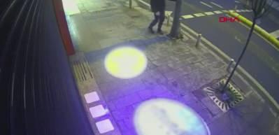 Kağıthane direkleri tekmeleyip ağa&ccedil;lara zarar veren şahıs kameralara yakalandı