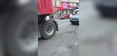  Kağıthane&rsquo;de dev tır ara&ccedil;lar &ccedil;arpıp caddeyi karıştırdı