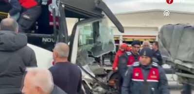 Kayseri OSB'de iş&ccedil;i servisi TIR&rsquo;a &ccedil;arptı: 22 yaralı!