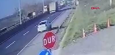 Tekirdağ&rsquo;da otomobil, yol kenarındaki beton par&ccedil;asına &ccedil;arptı: 5 yaralı