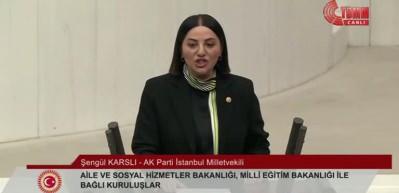 K&uuml;rs&uuml;de &ldquo;Erdoğan&rsquo;ın bursuyla okudum&rdquo; dedi, muhalefete y&uuml;klendi: Sizin bu milletin değerleriyle derdiniz ne?