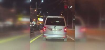 Makas atarak trafikte tehlike sa&ccedil;tı: Kazadan kıl payı kurtuldu