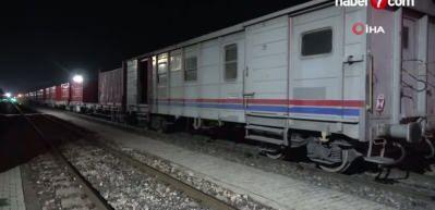 Malatya'da y&uuml;k treni hemzemin ge&ccedil;itte otomobile &ccedil;arptı
