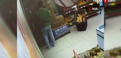 Markette yangın t&uuml;p&uuml; yere d&uuml;ş&uuml;nce &ccedil;alışan panikle ka&ccedil;ıştı