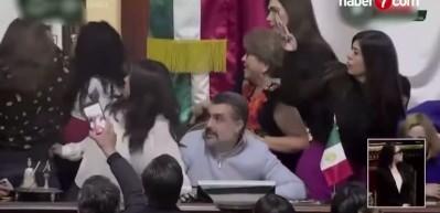 Meksika kongresinde milletvekilleri arasında kavga &ccedil;ıktı