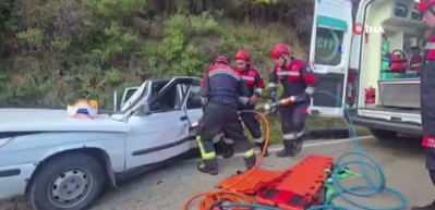 Otomobilin &uuml;zerine kaya par&ccedil;ası d&uuml;şt&uuml;: 5 yaralı