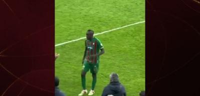 Oyundan alınınca &ccedil;ılgına d&ouml;nd&uuml;! Kendi hocasına saldırdı