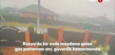 Rusya'da bir evde meydana gelen gaz patlaması anı, g&uuml;venlik kamerasında