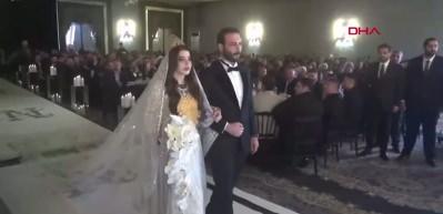 Şanlıurfa&rsquo;daki aşiret d&uuml;ğ&uuml;n&uuml;nde altın ve para yağmuru