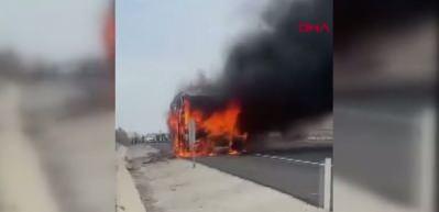 Seyir halindeki otob&uuml;ste alevlere teslim oldu!