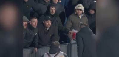 Son 11 ma&ccedil;ta 8 mağlubiyet alan Robin van Persie taraftarla birbirine girdi