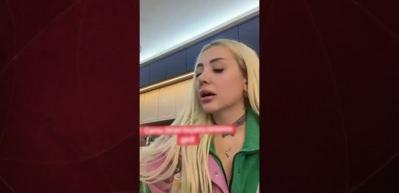 Sosyal medyada yaptıkları yayında kavgaya tutuşan &ccedil;ift birbirine bı&ccedil;ak &ccedil;ekti