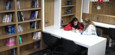 Suriyeli anne ve kızı, T&uuml;rkiye'de eğitimle geleceğe tutunuyor