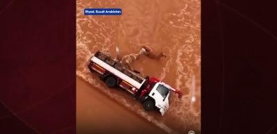 Suudi Arabistan şiddetli yağışlara teslim oldu