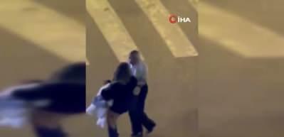 Taksi parası i&ccedil;in iki kadın sa&ccedil; sa&ccedil;a başbaşa kavga yaptı