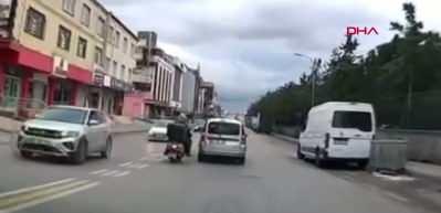 Trafikte bir yol verme kavgası daha! Motosikletli kaskıyla saldırdı